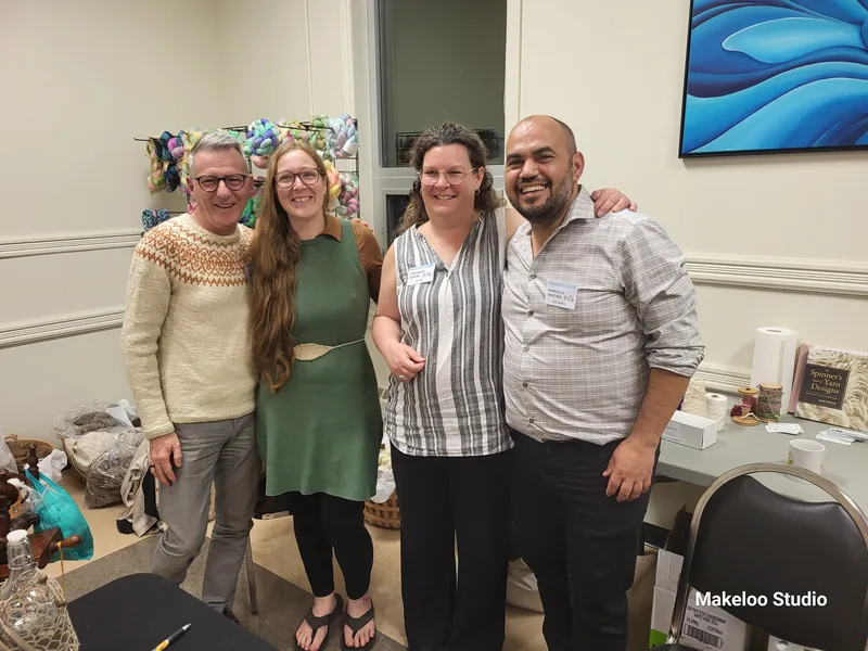 Membres souriantes réunies en soirée