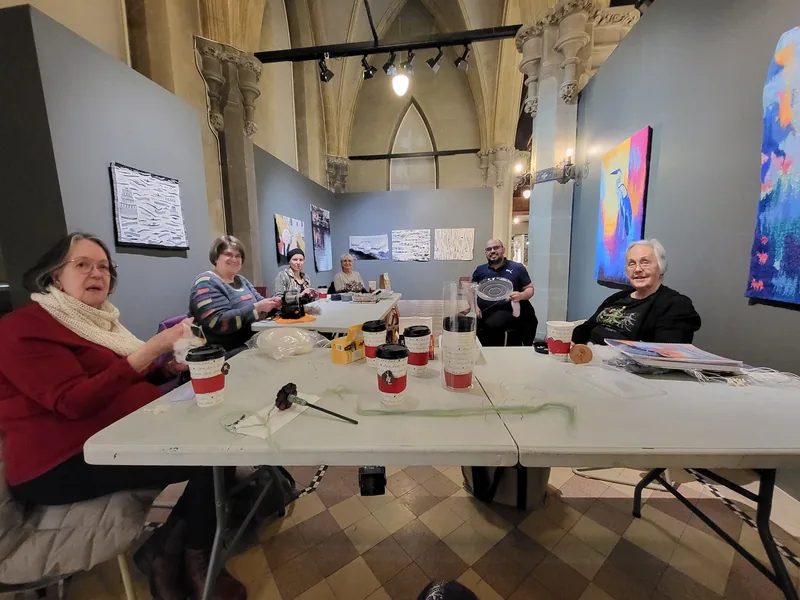 Membres réunis dans une grande salle patrimoniale