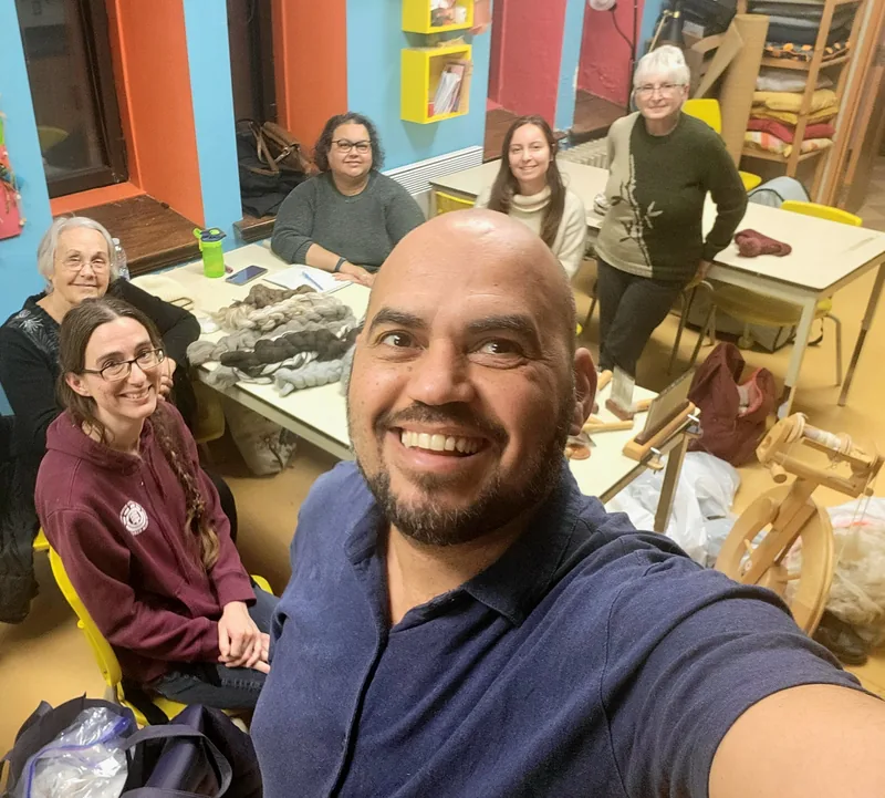 Groupe de membres réunis en atelier